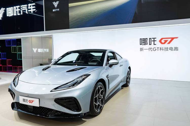 惠州302哪吒汽车在智能汽车领域的表现，领途汽车在新能源汽车市场中的影响力